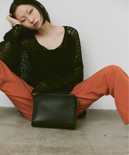 FEKETE(フェケテ)の「FEKETE LOGO VEGAN LEATHER SHOULDER BAG / フェイクレザーショルダーバッグ(ショルダーバッグ・メンズ・オレンジ/ブラウン/ブラック・FREE)」の10枚目の写真