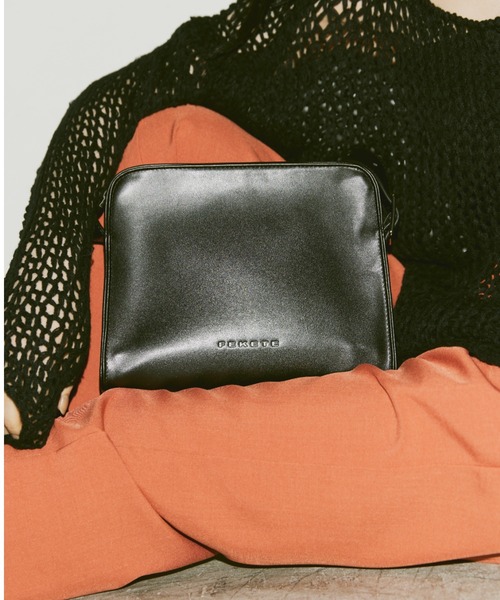 FEKETE(フェケテ)の「FEKETE LOGO VEGAN LEATHER SHOULDER BAG / フェイクレザーショルダーバッグ(ショルダーバッグ・メンズ・オレンジ/ブラウン/ブラック・FREE)」の7枚目の写真