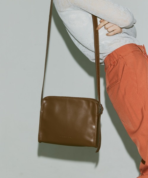 FEKETE(フェケテ)の「FEKETE LOGO VEGAN LEATHER SHOULDER BAG / フェイクレザーショルダーバッグ(ショルダーバッグ・メンズ・オレンジ/ブラウン/ブラック・FREE)」の15枚目の写真