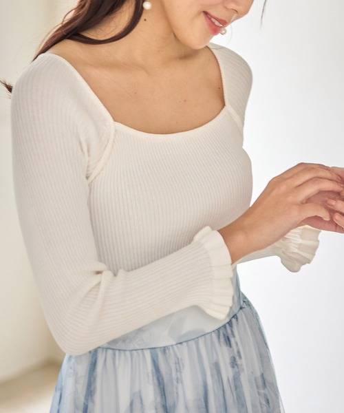 tocco closet（トッコ　クローゼット）の「袖口フリル付きスクエアネックリブニットプルオーバー（ニット/セーター・レディース・ベージュ/ホワイト・M）」の2枚目の写真