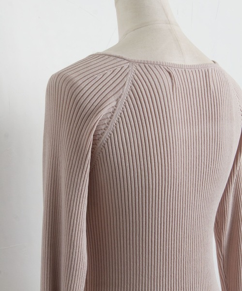 tocco closet（トッコ　クローゼット）の「袖口フリル付きスクエアネックリブニットプルオーバー（ニット/セーター・レディース・ベージュ/ホワイト・M）」の17枚目の写真