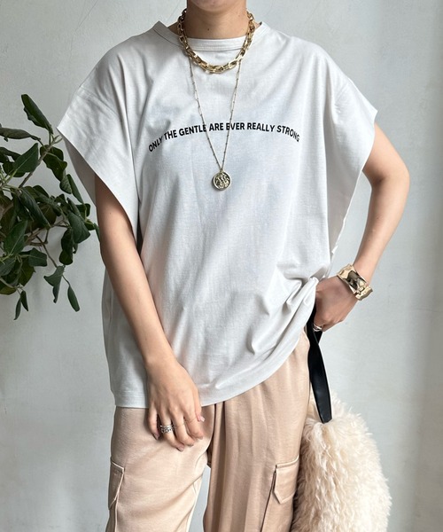 DouDou(ドゥドゥ)の「アーチロゴフレンチスリーブTEE(Tシャツ/カットソー・レディース・アイボリー/チャコールグレー/オフホワイト・FREE)」の3枚目の写真