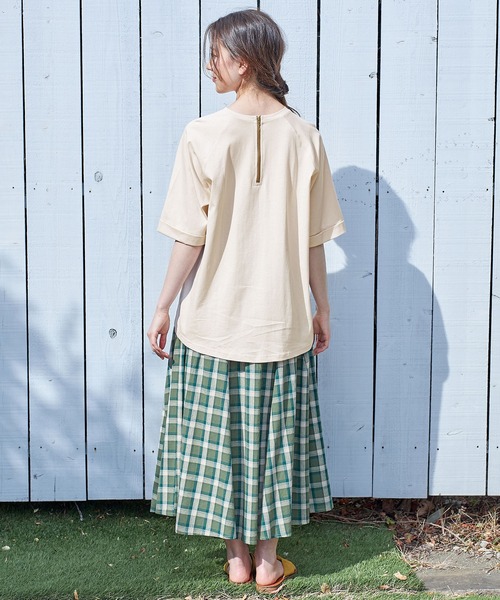 Viola e Viola(ヴィオラエヴィオラ)の「【UVカット&汗ジミ防止】後ろファスナープルオーバー(Tシャツ/カットソー・レディース・スミクロ/アイボリー/パープル/ライトグリーン・LARGE/X-LARGE/MEDIUM/XX-LARGE)」の8枚目の写真