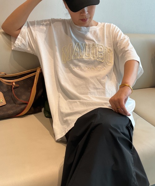 CREARE -LINO-（クレアーレリノ）の「天竺 立体カレッジロゴ オーバーサイズ Tシャツ<ユニセックス>（Tシャツ/カットソー・メンズ・ブルー系その他/ブルー/グレー/ライトグレー/ライトブルー/ブラック/シルバー/ピンク/チャコール/ネイビー/アイボリー/グレー系その他/ブラック系その他・FREE/MEDIUM/LARGE）」の3枚目の写真