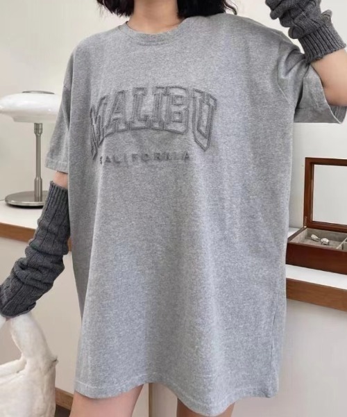 CREARE -LINO-（クレアーレリノ）の「天竺 立体カレッジロゴ オーバーサイズ Tシャツ<ユニセックス>（Tシャツ/カットソー・メンズ・ブルー系その他/ブルー/グレー/ライトグレー/ライトブルー/ブラック/シルバー/ピンク/チャコール/ネイビー/アイボリー/グレー系その他/ブラック系その他・FREE/MEDIUM/LARGE）」の21枚目の写真