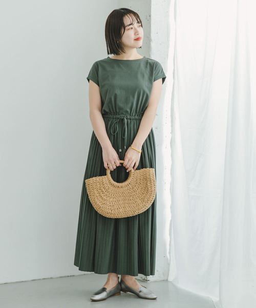 ITEMS URBANRESEARCH（アイテムズ アーバンリサーチ）の「ウエストギャザープリーツワンピース（ワンピース・レディース・ブラック/グレー/グリーン/マスタード・FREE）」の4枚目の写真