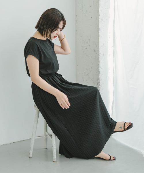 ITEMS URBANRESEARCH（アイテムズ アーバンリサーチ）の「ウエストギャザープリーツワンピース（ワンピース・レディース・ブラック/グレー/グリーン/マスタード・FREE）」の2枚目の写真