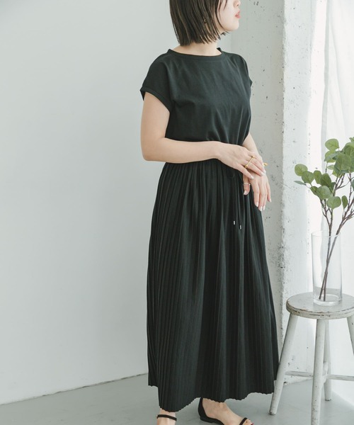 ITEMS URBANRESEARCH（アイテムズ アーバンリサーチ）の「ウエストギャザープリーツワンピース（ワンピース・レディース・ブラック/グレー/グリーン/マスタード・FREE）」の10枚目の写真