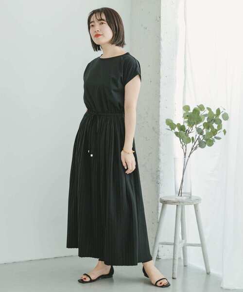 ITEMS URBANRESEARCH（アイテムズ アーバンリサーチ）の「ウエストギャザープリーツワンピース（ワンピース・レディース・ブラック/グレー/グリーン/マスタード・FREE）」の15枚目の写真