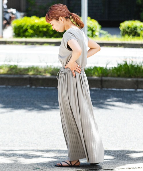 ITEMS URBANRESEARCH（アイテムズ アーバンリサーチ）の「ウエストギャザープリーツワンピース（ワンピース・レディース・ブラック/グレー/グリーン/マスタード・FREE）」の6枚目の写真