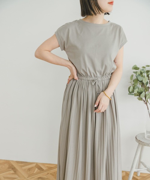ITEMS URBANRESEARCH（アイテムズ アーバンリサーチ）の「ウエストギャザープリーツワンピース（ワンピース・レディース・ブラック/グレー/グリーン/マスタード・FREE）」の16枚目の写真