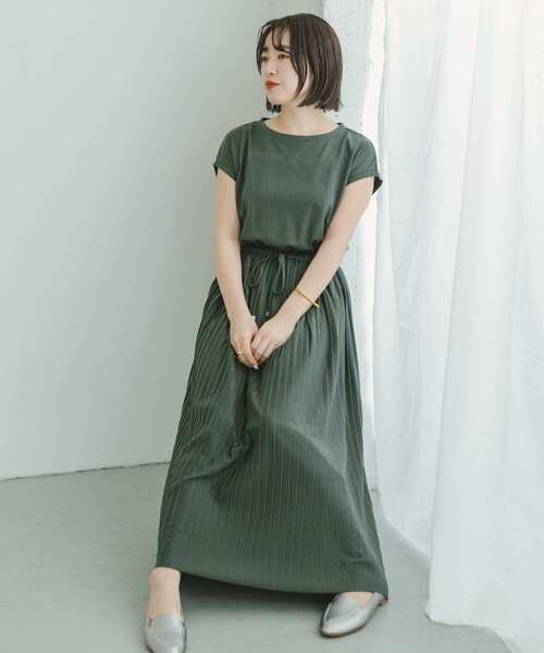 ITEMS URBANRESEARCH（アイテムズ アーバンリサーチ）の「ウエストギャザープリーツワンピース（ワンピース・レディース・ブラック/グレー/グリーン/マスタード・FREE）」の17枚目の写真