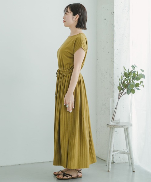 ITEMS URBANRESEARCH（アイテムズ アーバンリサーチ）の「ウエストギャザープリーツワンピース（ワンピース・レディース・ブラック/グレー/グリーン/マスタード・FREE）」の14枚目の写真