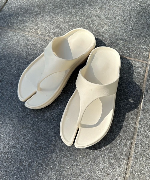 DouDou（ドゥドゥ）の「トングサンダル（サンダル・レディース・ブラック/オフホワイト・24/23）」の2枚目の写真