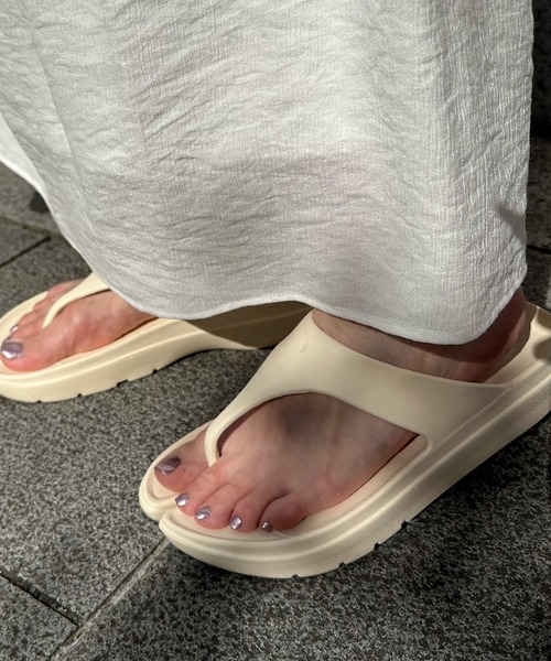 DouDou（ドゥドゥ）の「トングサンダル（サンダル・レディース・ブラック/オフホワイト・24/23）」の4枚目の写真