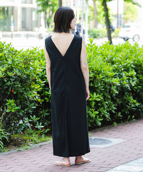 ITEMS URBANRESEARCH（アイテムズ アーバンリサーチ）の「コットンリネンVネックノースリワンピース（ワンピース・レディース・ブラック/レッド/モカ/グリーン・FREE）」の20枚目の写真