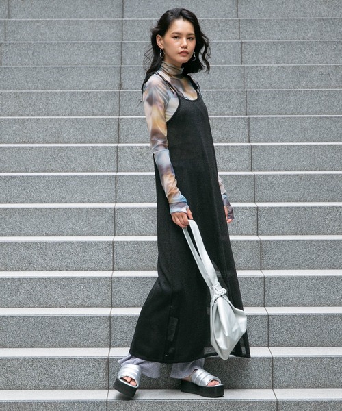 FOREVER 21（フォーエバー トゥエンティーワン）の「シアーニットキャミワンピース（ワンピース・レディース・ライトグリーン/ブラック/オフホワイト・FREE）」の2枚目の写真