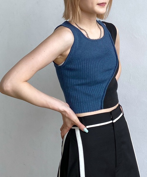 PAGEBOY（ページボーイ）の「バイカラーショルダースリットタンク（タンクトップ・レディース・ブラック/ブルー/グレイッシュベージュ・FREE）」の3枚目の写真