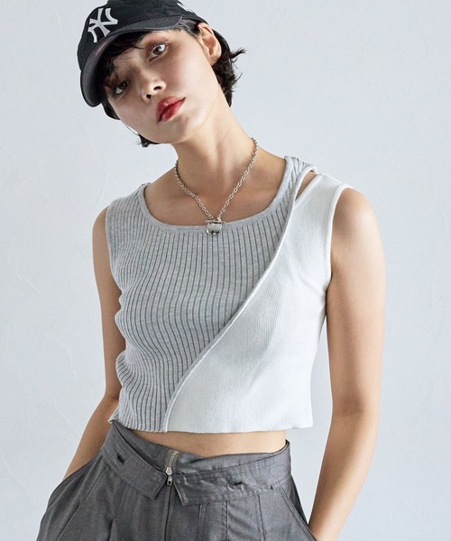 PAGEBOY（ページボーイ）の「バイカラーショルダースリットタンク（タンクトップ・レディース・ブラック/ブルー/グレイッシュベージュ・FREE）」の21枚目の写真