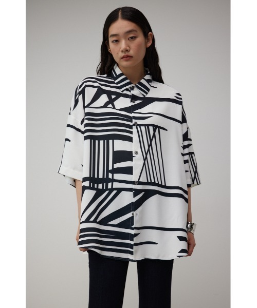 AZUL by moussy(アズールバイマウジー)の「梨地総柄ビッグシルエットシャツ(シャツ/ブラウス・メンズ・ブルー系その他/グレー系その他/ホワイト系その他/ホワイト系その他2/ブラック系その他・FREE)」の2枚目の写真