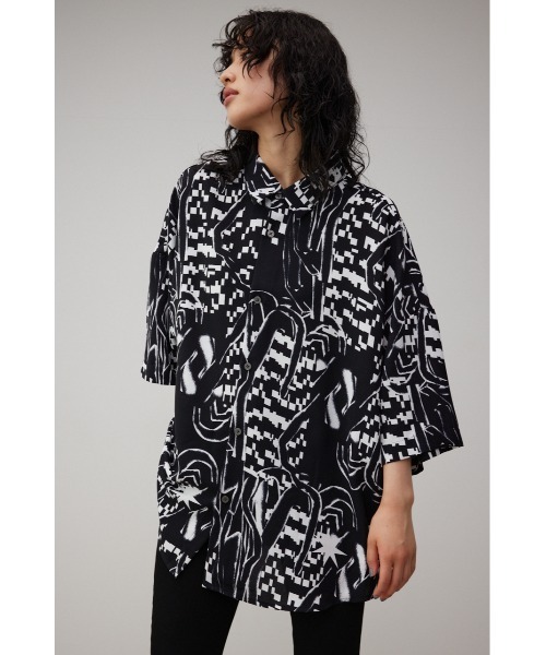 AZUL by moussy(アズールバイマウジー)の「梨地総柄ビッグシルエットシャツ(シャツ/ブラウス・メンズ・ブルー系その他/グレー系その他/ホワイト系その他/ホワイト系その他2/ブラック系その他・FREE)」の4枚目の写真