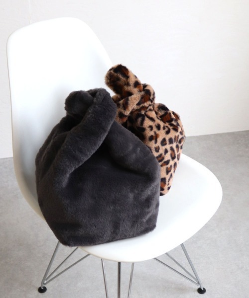 T・S・L(ティーエスエル)の「エコファーショッパーバッグ(トートバッグ・レディース・サックスブルー/レオパード/チャコールグレー/グレイッシュベージュ/レモンイエロー/コーラルピンク・FREE)」の2枚目の写真