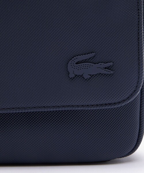 LACOSTE(ラコステ)の「メンズクラシック スリムフラップサッチェルバッグ / ショルダーバッグ(ショルダーバッグ・メンズ・ブラック/ネイビー・FREE)」の20枚目の写真