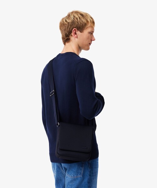 LACOSTE(ラコステ)の「メンズクラシック スリムフラップサッチェルバッグ / ショルダーバッグ(ショルダーバッグ・メンズ・ブラック/ネイビー・FREE)」の21枚目の写真