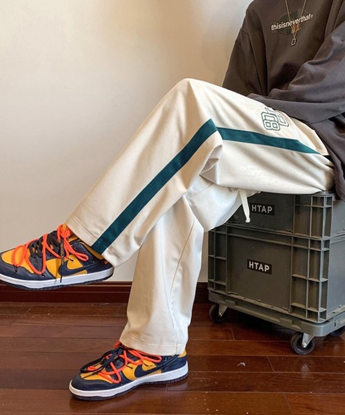 BASQUE magenta（バスクマゼンタ）の「ベロアサイドラインロゴデザインワイドトラックパンツ（その他パンツ・メンズ・アイボリー/ブラック/ブルー・M/L）」の8枚目の写真