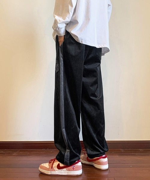 BASQUE magenta（バスクマゼンタ）の「ベロアサイドラインロゴデザインワイドトラックパンツ（その他パンツ・メンズ・アイボリー/ブラック/ブルー・M/L）」の14枚目の写真