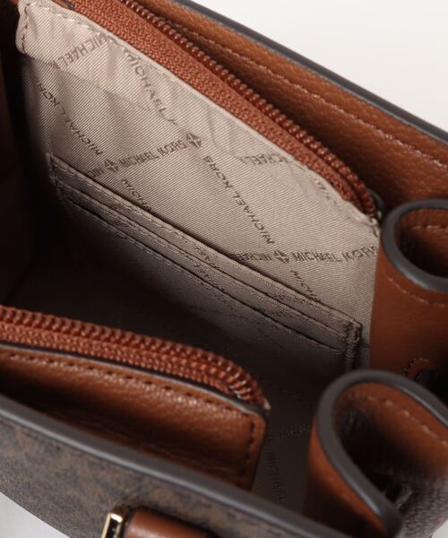 MICHAEL KORS(マイケルコース)の「HAMILTON サッチェル クロスボディ エクストラスモール - MKシグネチャー(ショルダーバッグ・レディース・ブラウン・FREE)」の9枚目の写真