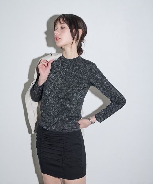 MOCOA'S（モコアズ）の「スパークルラメニットトップス（Tシャツ/カットソー・レディース・ブラック/グレー・FREE）」の3枚目の写真