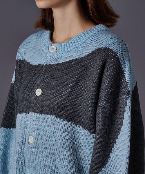 ONCILY(オンシェリー)の「WAVE PATTERN KNIT CARDIGAN/ ウェーブニットカーディガン(カーディガン/ボレロ・メンズ・ブルー/ベージュ・LARGE/MEDIUM)」の4枚目の写真