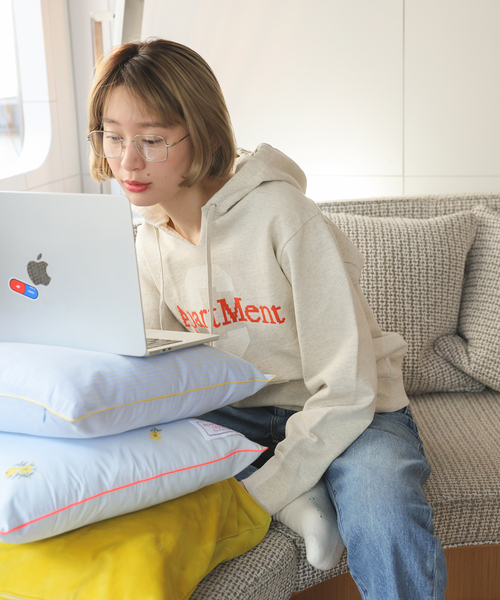 SLOBE citron.(スローブシトロン)の「SLOBE citron. apartment ロゴパーカー(パーカー・レディース・オートミール/ネイビー・FREE)」の6枚目の写真