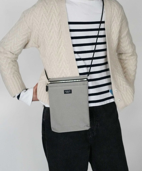 STANDARD SUPPLY(スタンダードサプライ)の「スタンダードサプライ / SIMPLICITY シンプリシティ / SLING PURSE L スリングパースエル(ショルダーバッグ・レディース・グリーン/ダークパープル/ブラック/ブルー/チャコールグレー/グレー/サンドベージュ/マスタード/モカ/レッド/ダークネイビー/ケリーグリーン/アイボリー・FREE)」の4枚目の写真