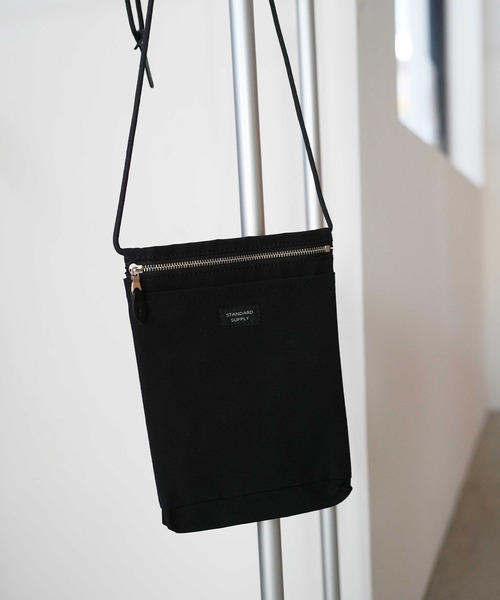 STANDARD SUPPLY(スタンダードサプライ)の「スタンダードサプライ / SIMPLICITY シンプリシティ / SLING PURSE L スリングパースエル(ショルダーバッグ・レディース・グリーン/ダークパープル/ブラック/ブルー/チャコールグレー/グレー/サンドベージュ/マスタード/モカ/レッド/ダークネイビー/ケリーグリーン/アイボリー・FREE)」の3枚目の写真