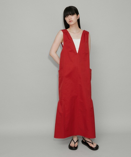 ADAM ET ROPE'（アダムエロペ）の「【WEB限定】Vネックギャザーワンピース（ジャンパースカート・レディース・ブラック/レッド/チャコールグレー・FREE）」の22枚目の写真