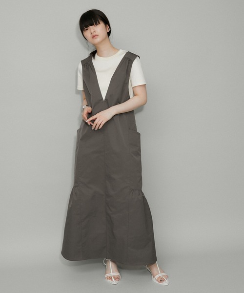 ADAM ET ROPE'（アダムエロペ）の「【WEB限定】Vネックギャザーワンピース（ジャンパースカート・レディース・ブラック/レッド/チャコールグレー・FREE）」の18枚目の写真