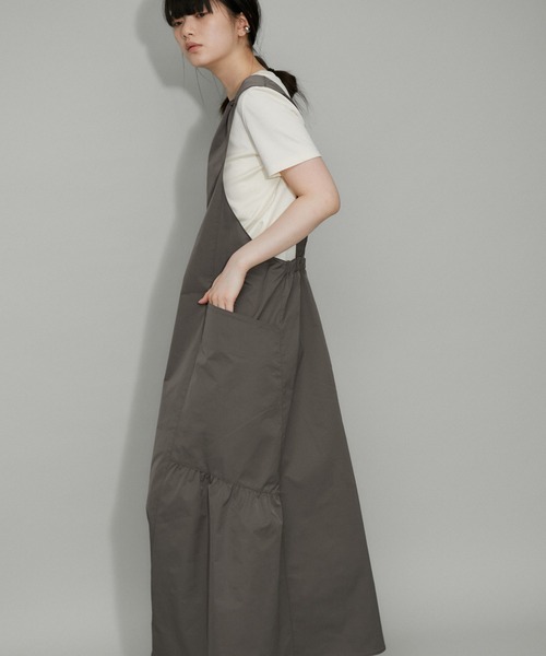 ADAM ET ROPE'（アダムエロペ）の「【WEB限定】Vネックギャザーワンピース（ジャンパースカート・レディース・ブラック/レッド/チャコールグレー・FREE）」の20枚目の写真