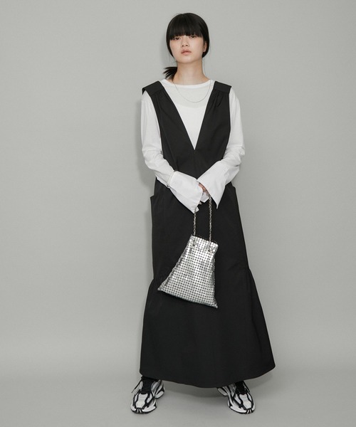 ADAM ET ROPE'（アダムエロペ）の「【WEB限定】Vネックギャザーワンピース（ジャンパースカート・レディース・ブラック/レッド/チャコールグレー・FREE）」の21枚目の写真