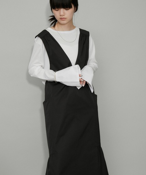 ADAM ET ROPE'（アダムエロペ）の「【WEB限定】Vネックギャザーワンピース（ジャンパースカート・レディース・ブラック/レッド/チャコールグレー・FREE）」の10枚目の写真