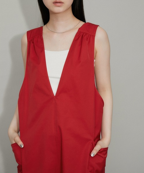 ADAM ET ROPE'（アダムエロペ）の「【WEB限定】Vネックギャザーワンピース（ジャンパースカート・レディース・ブラック/レッド/チャコールグレー・FREE）」の11枚目の写真