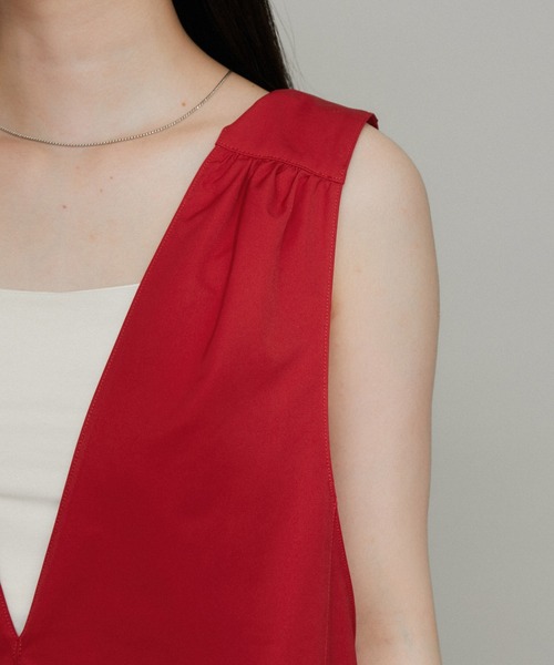 ADAM ET ROPE'（アダムエロペ）の「【WEB限定】Vネックギャザーワンピース（ジャンパースカート・レディース・ブラック/レッド/チャコールグレー・FREE）」の4枚目の写真