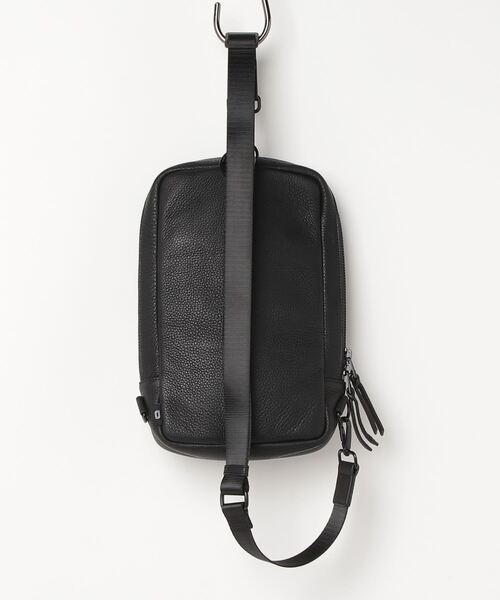 waku(ワク)の「WK-0083 waku 『KURO Series』縦型ボディBAG L(ボディバッグ/ウエストポーチ・メンズ・ブラック・FREE)」の2枚目の写真