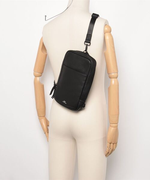 waku(ワク)の「WK-0083 waku 『KURO Series』縦型ボディBAG L(ボディバッグ/ウエストポーチ・メンズ・ブラック・FREE)」の5枚目の写真