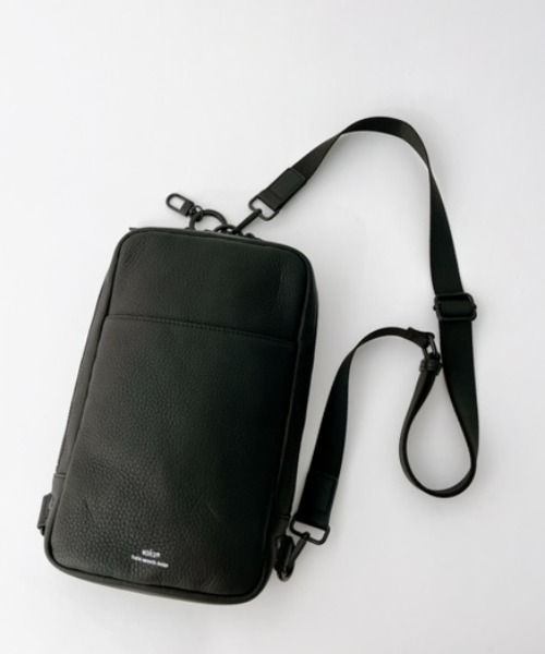 waku(ワク)の「WK-0083 waku 『KURO Series』縦型ボディBAG L(ボディバッグ/ウエストポーチ・メンズ・ブラック・FREE)」の1枚目の写真