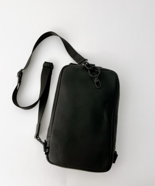 waku(ワク)の「WK-0083 waku 『KURO Series』縦型ボディBAG L(ボディバッグ/ウエストポーチ・メンズ・ブラック・FREE)」の6枚目の写真