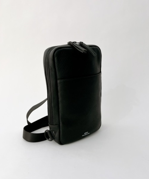 waku(ワク)の「WK-0083 waku 『KURO Series』縦型ボディBAG L(ボディバッグ/ウエストポーチ・メンズ・ブラック・FREE)」の7枚目の写真