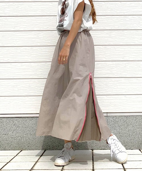 Q（キュー）の「シアーサイドバイカラーフレアスカート（スカート・レディース・ブラック/ベージュ・MEDIUM）」の2枚目の写真