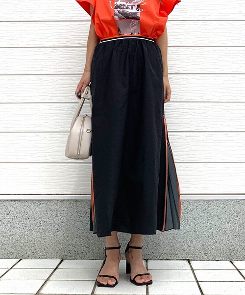 Q（キュー）の「シアーサイドバイカラーフレアスカート（スカート・レディース・ブラック/ベージュ・MEDIUM）」の8枚目の写真